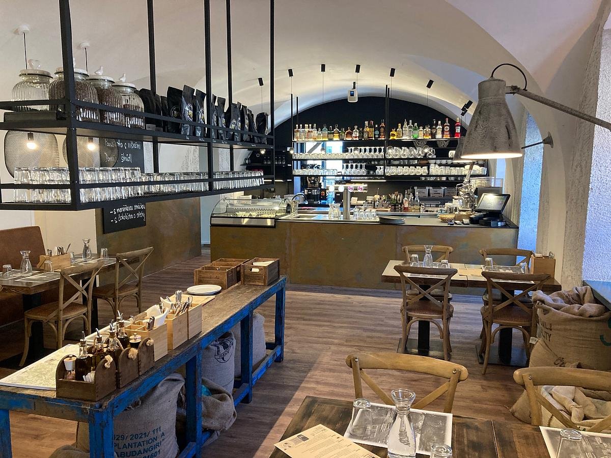 Retro Café & Restaurant, Český Krumlov – interiér s nábytkem GS Furniture, foto 1