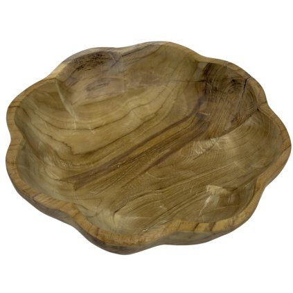 Dřevěná mísa s jemnými florálními liniemi, která připomíná květinový motiv.