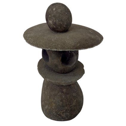 Kamenná lampa ve tvaru poskládané věže, připomínající menhir, ideální pro meditaci a zenové zahrady.