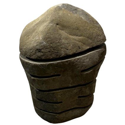 Lampa vyřezaná z jednoho kusu kamene, s liniemi, kterými prochází světlo.