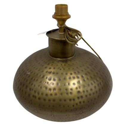 Mosazná kulatá lampa s jemnou patinou.