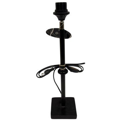 Kovová minimalistická lampa s čistými liniemi a moderním designem.