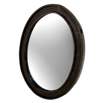 Elegantní oválné zrcadlo s kovovým rámem, který přidává moderní nádech.