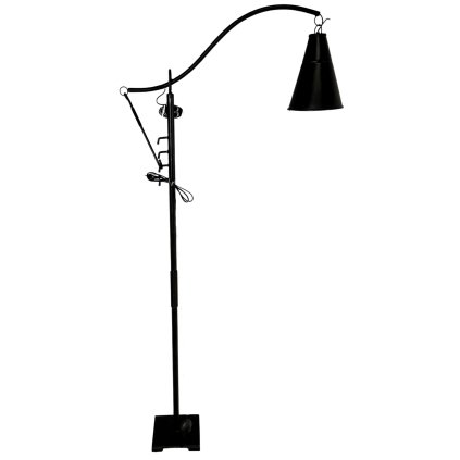 Elegantní nastavitelná kovová lampa spojující funkčnost s nadčasovým designem.