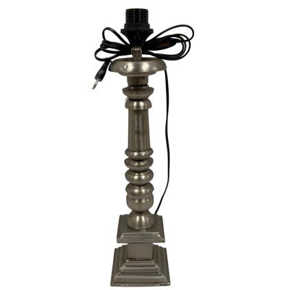 Elegantní kovová lampa s minimalistickým designem, ideální pro moderní interiéry.