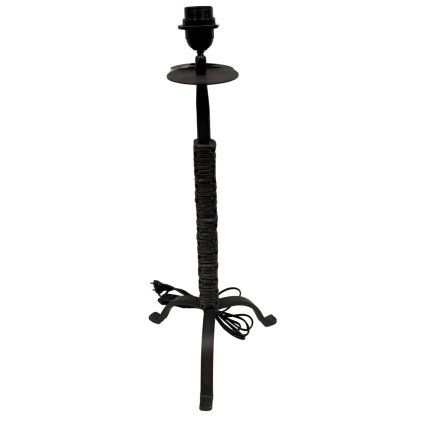 Minimalistická kovová lampa s dynamickým kovovým záhybem.
