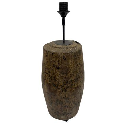 Indická lampa s dřevěným podstavcem, který nese jedinečnou patinu času, je ideální kombinací elegance a historie.