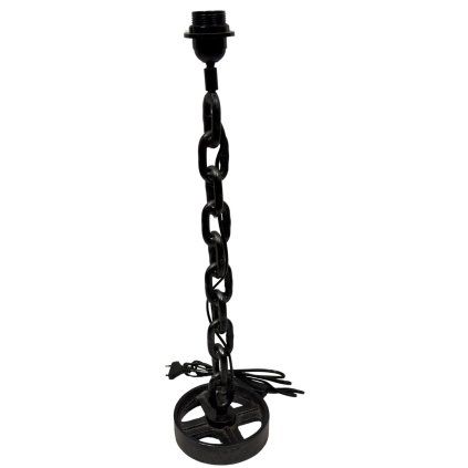 Kovová lampa, jejíž podstavec připomíná elegantně uspořádaný řetěz, vytváří výrazný vizuální efekt.