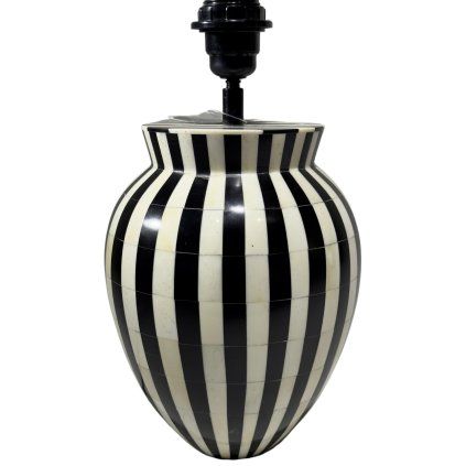 Elegantní černobílá lampa Maran s výrazným designem.