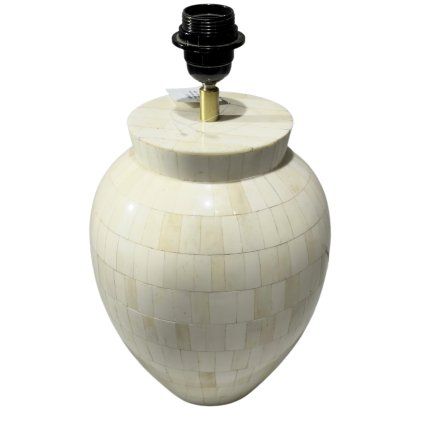 Elegantní bílá lampa Maran vyrobená z kosti.