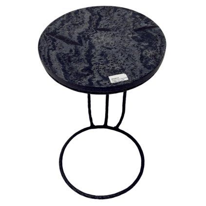 Odkládací stolek s elegantní kamennou deskou a elegantním kovaným podstavcem, ideální pro zvýraznění vašeho interiéru.