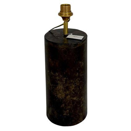 Lampa s podstavcem vyrobeným z indických plátů, které mají jedinečnou patinu a texturu, která odráží jejich dlouhou historii.