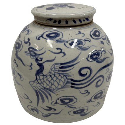 Čínská porcelánová uzavíratelná nádoba s tradičními modrými malbami, která v sobě nese kouzlo historického umění.