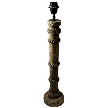 Indická dřevěná lampa s jemnými reliéfními detaily, které jí dodávají elegantní a sofistikovaný vzhled.