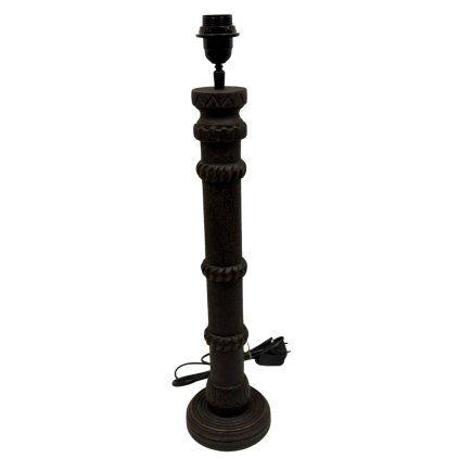 Indická dřevěná lampa s jemným vertikálním reliéfem a jedinečnou patinou.