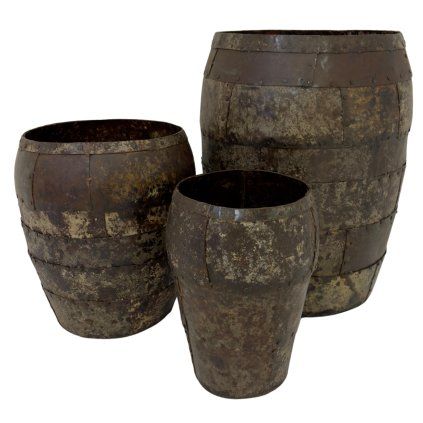 Sada tří kovových květníků s jedinečnou historií, vytvořených z recyklovaných indických sudů, které nesou stopy svého původu.