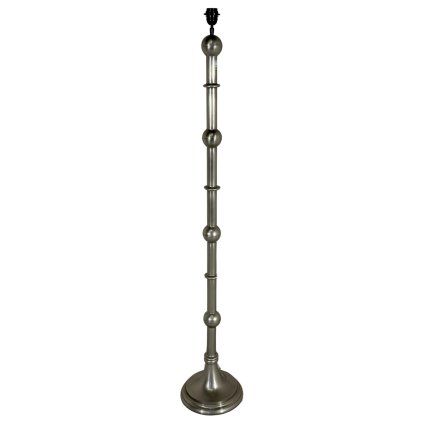 Kovová indická lampa, zdobená bohatými detaily a ozdobnými koulemi, vyzařující tradici a sílu materiálu.
