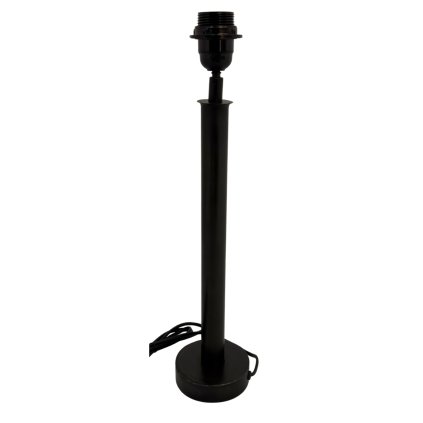 Kovová minimalistická lampa s čistými liniemi a moderním designem.