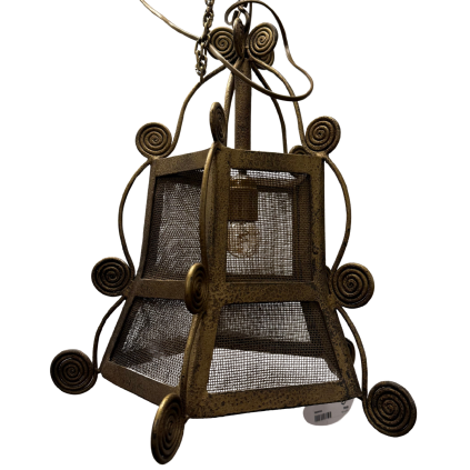 Závěsná zlatá stropní lampa s bohatým zdobením a elegantní zlatou mřížkou, která přináší do prostoru luxusní a sofisticovaný nádech.