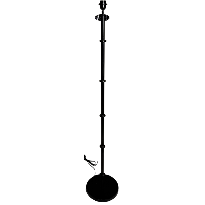 Minimalistická černá kovová lampa s dekorativními kroužky.