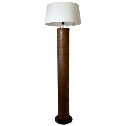 Lampa vytvořená ze starého indického sloupu s autentickou patinou.