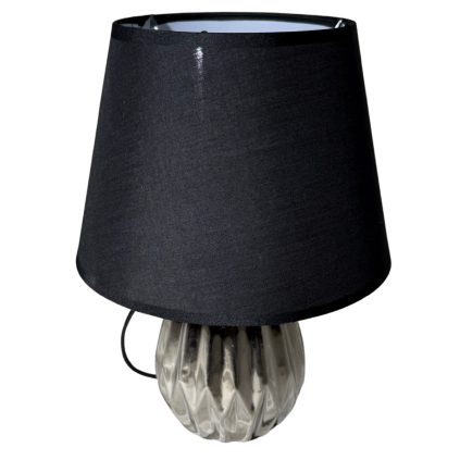 Stříbrná stolní lampa s lesklým povrchem.