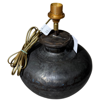 Indická stolní lampa z recyklované kovové nádoby s autentickou patinou.