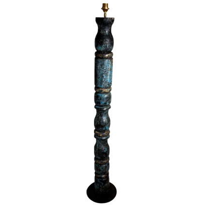 Indická stojací lampa ze starého dřevěného sloupku s patinou času.