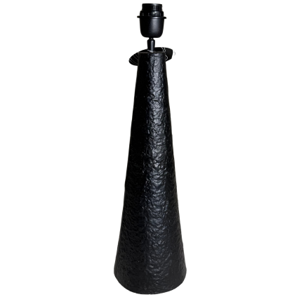 Černá stolní lampa s kuželovitým tvarem.