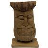 Tiki totem v podobě hlavy, precizně vyřezaný z teakového dřeva, umístěný na podstavci.