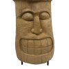 Tiki totem v podobě hlavy, precizně vyřezaný z teakového dřeva, umístěný na podstavci.