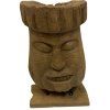 Tiki totem v podobě hlavy, precizně vyřezaný z teakového dřeva, umístěný na podstavci.