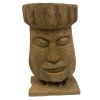 Tiki totem v podobě hlavy, precizně vyřezaný z teakového dřeva, umístěný na podstavci.