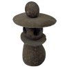 Kamenná lampa ve tvaru poskládané věže, připomínající menhir, ideální pro meditaci a zenové zahrady.