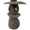 Kamenná lampa ve tvaru poskládané věže, připomínající menhir, ideální pro meditaci a zenové zahrady.