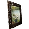 Zrcadlo zasazené do dřevěného rámu s bohatými florálními řezbami, které přináší do interiéru eleganci a řemeslnou preciznost.