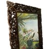 Zrcadlo zasazené do dřevěného rámu s bohatými florálními řezbami, které přináší do interiéru eleganci a řemeslnou preciznost.