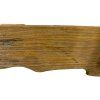 Zrcadlo s přírodním dřevěným rámem, který obklopuje pouze horní a spodní část, čímž vytváří minimalistický a moderní vzhled.