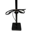 Kovová minimalistická lampa s čistými liniemi a moderním designem.