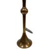 Lampa ze slitiny kovů, s centrální kouličkou, která dodává minimalistický a moderní vzhled.