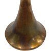 Lampa ze slitiny kovů, s centrální kouličkou, která dodává minimalistický a moderní vzhled.