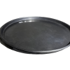 Kovový kulatý tác s jemnou patinou a elegantním designem.