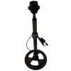 Lampa s robustním kovaným podstavcem, který dodává prostoru industriální šarm.