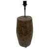 Indická lampa s dřevěným podstavcem, který nese jedinečnou patinu času, je ideální kombinací elegance a historie.