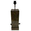 Lampa na podstavci z jedinečného přírodního materiálu s teplými zemskými tóny a přirozenou texturou.