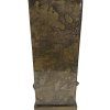 Lampa na podstavci z jedinečného přírodního materiálu s teplými zemskými tóny a přirozenou texturou.