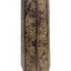 Lampa z kovových plátů s historií, jejíž surový charakter dodává interiéru jedinečný industriální nádech.