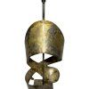Indická kovová lampa s jemnými zlatavými odlesky a zdobením připomínajícím elegantně vinuté kovové pásy.