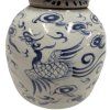 Čínská porcelánová uzavíratelná nádoba s tradičními modrými malbami, která v sobě nese kouzlo historického umění.