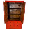 Červená čínská lakovaná skříň s dvěma dveřmi a čtyřmi zásuvkami, která kombinuje tradiční orientální eleganci a praktický design.